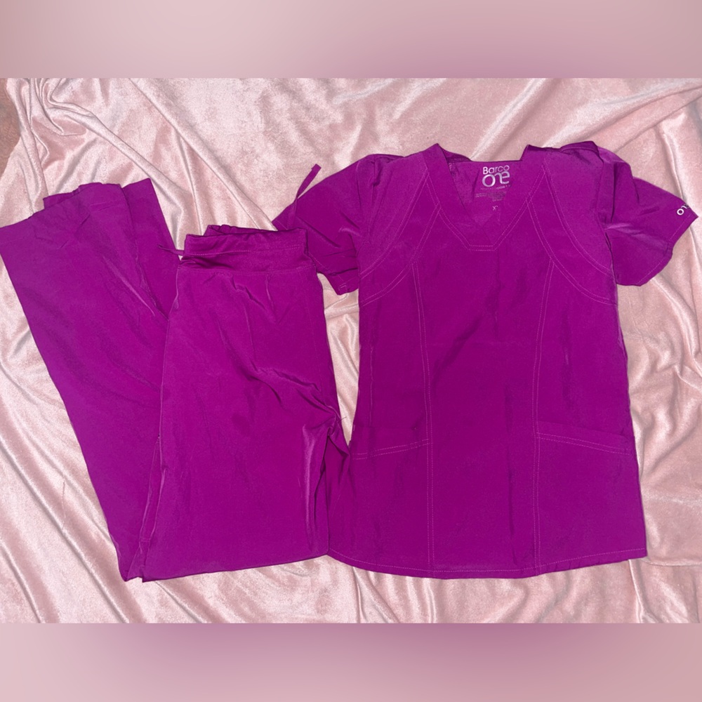👚Barely worn scrubs set in Magenta 👚